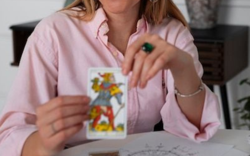 pros and cons of reading tarot